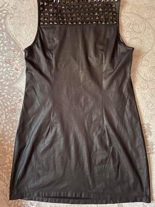 Продавам рокля minimum