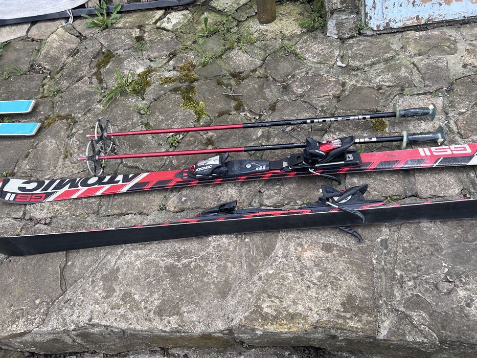 Vand doua perechi se Sky una  Rossignol si o pereche Atomic GS