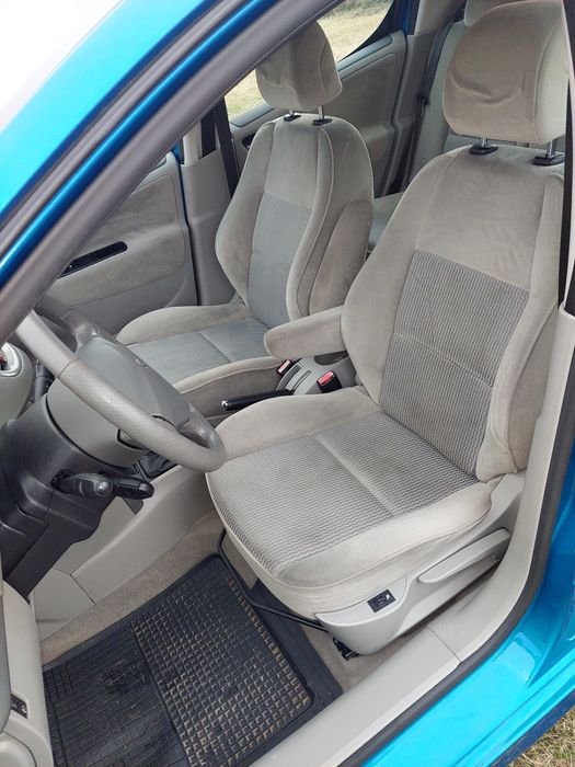 Vând Peugeot și Ford  Focus