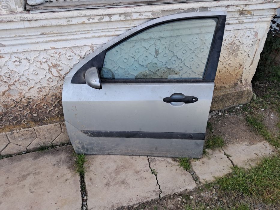 Vând usa stanga fata ford focus mk1 din 2003