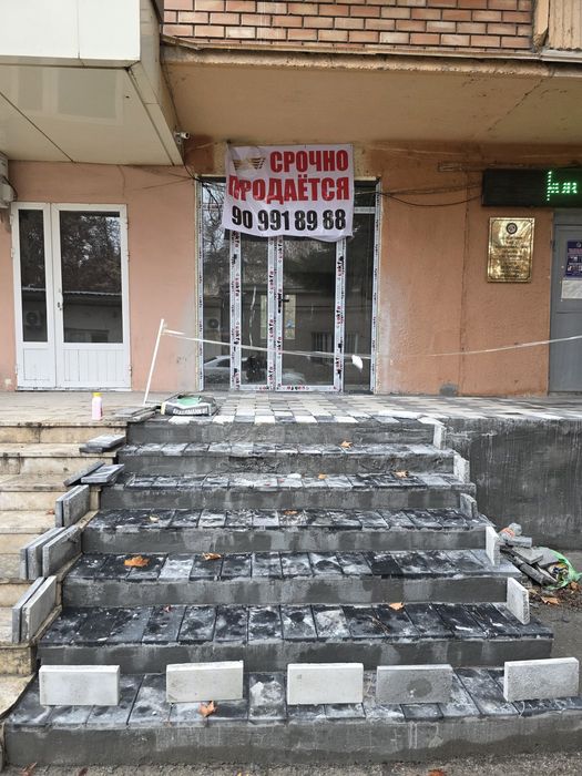 Chilonzor 19kv arendatori bilan bozori yonida ofis  sotiladi joy 45000