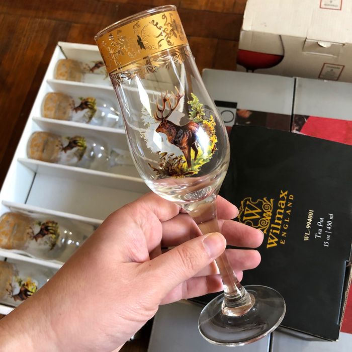 Много наборов посуды