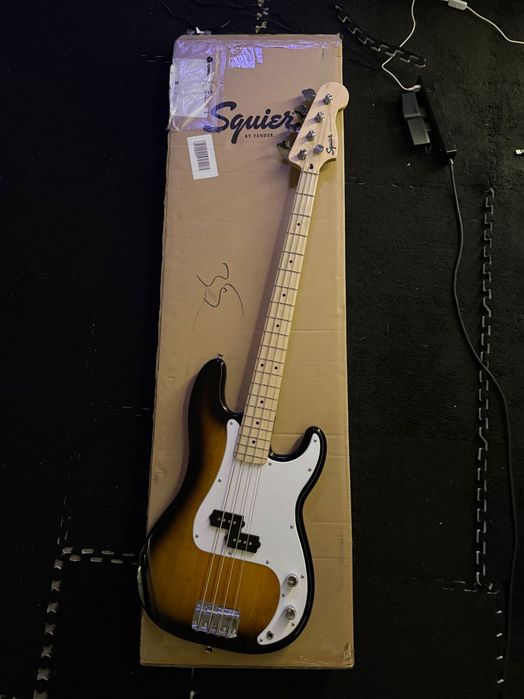 Бас китара Squier by Fender