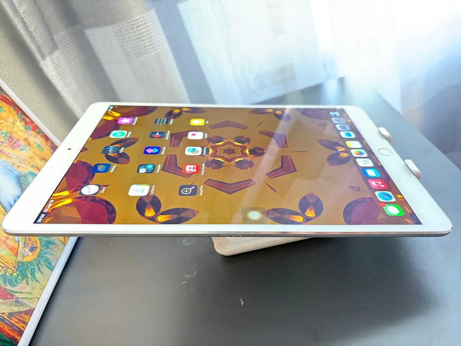 Apple iPad Pro 1gen A1709 10.5' 256GB WiFi + Cellular / Silver [4GB RAM]