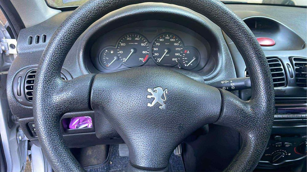 Продавам Пежо 206