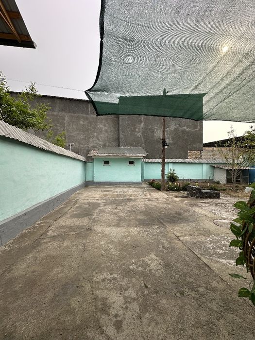 Uy sotiladi airaport oldida