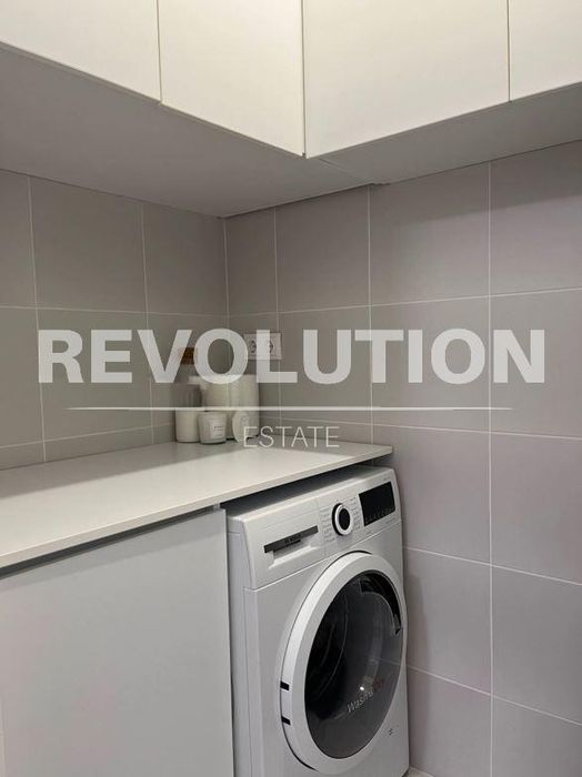 Тристаен апартамент в района на Галата!