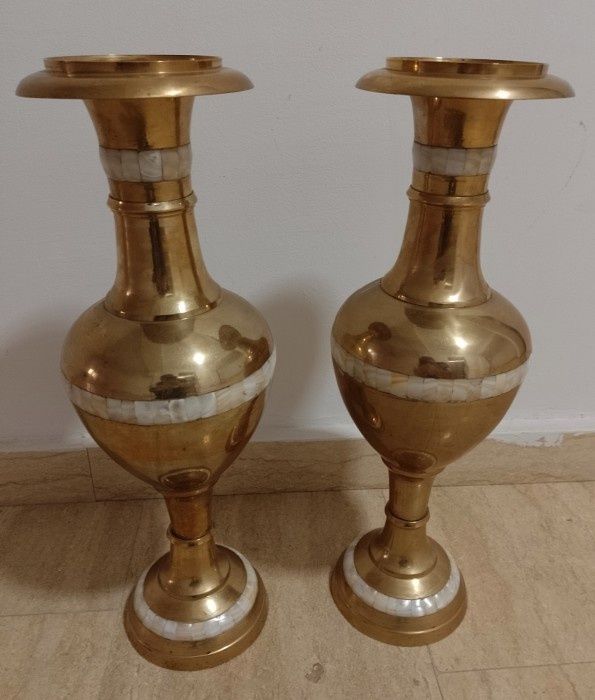 Vaze realizate din bronz si sidef.
Dimensiuni:Inaltime 55 cm; Diametru