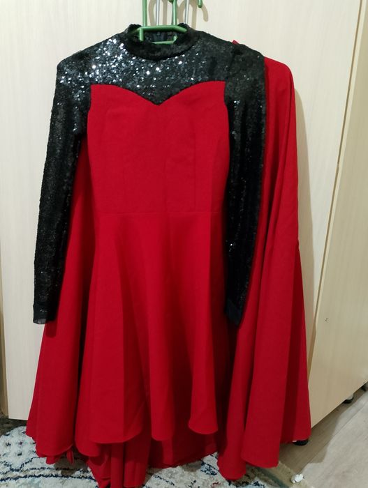 Красное платье с юбкой