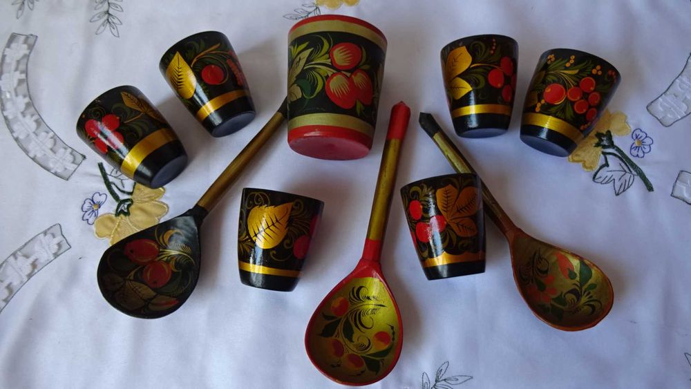 Руски дървени чаши и лъжици  изрисувани в стил Хохлома