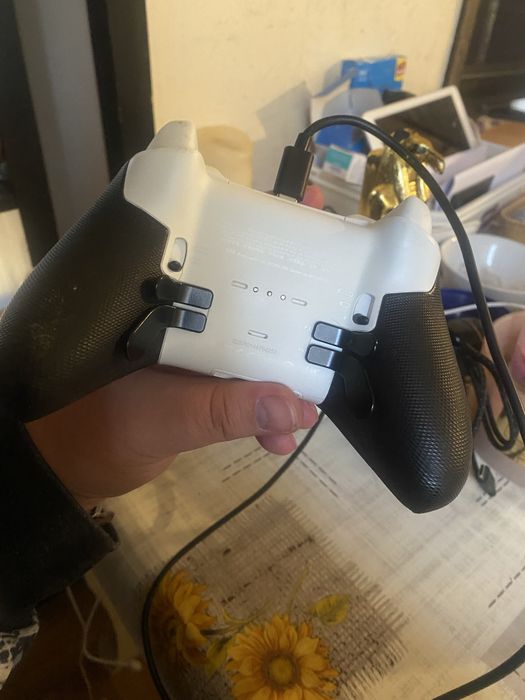 XBOX One X + Elite Series 2 Controller