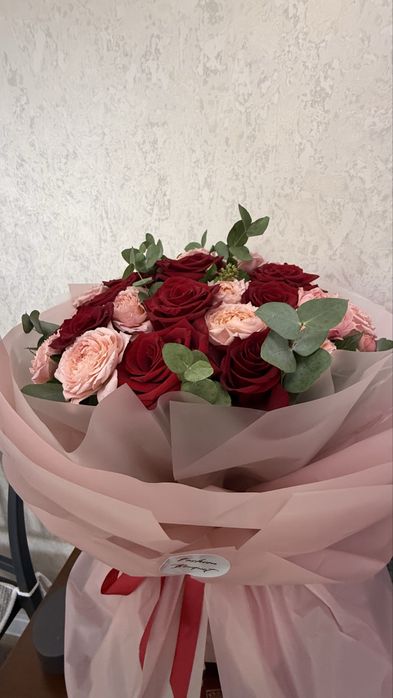 Букет из красных и розовых роз