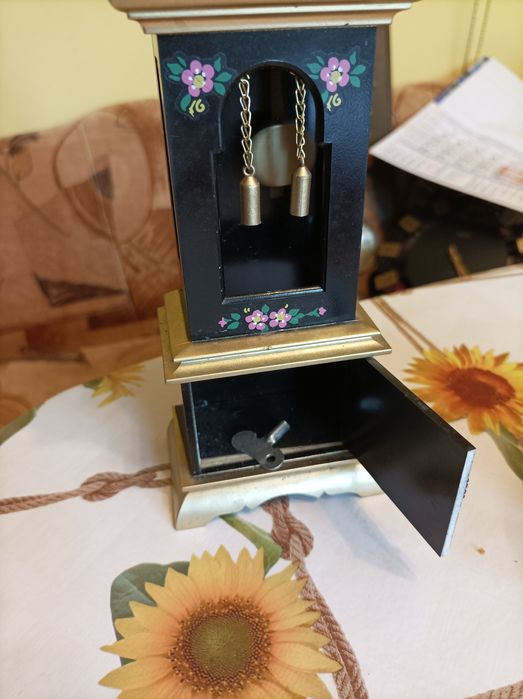 Източно германски малък паркетен часовник работещ