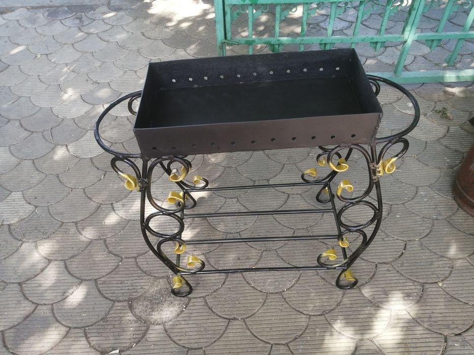Продам мангал с кованными элементами