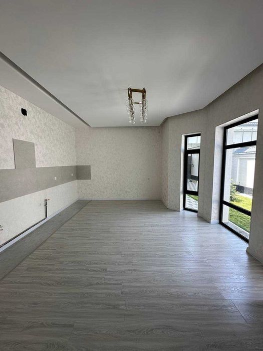 Уй сотилади Уч кахрамон постан кирганда 5 км Хожи ота махалла