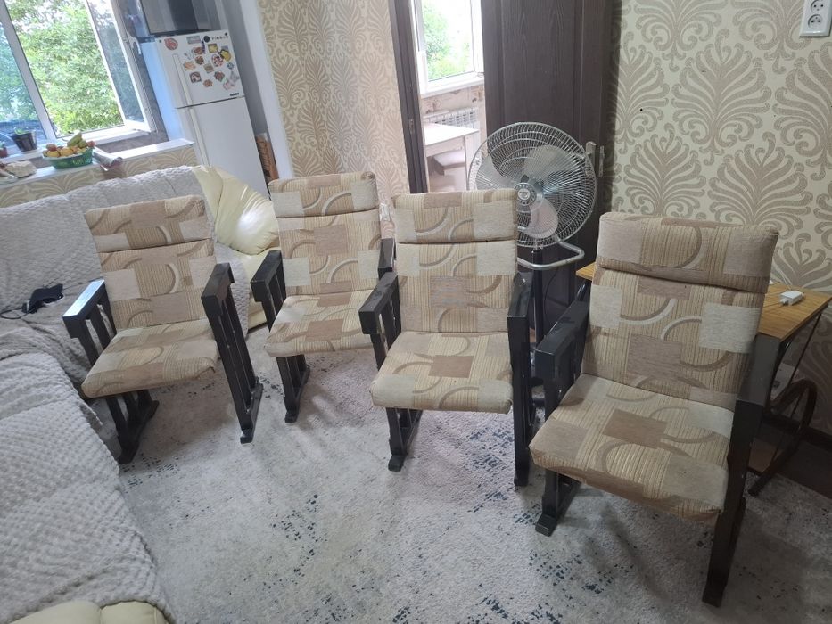 Продам 2 вида стульев 4 кресла стулья 3 обычных стула смотрите на фото