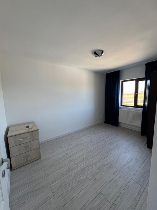 PF inchiriez apartament