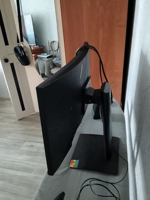 Монитор HP X24c изогнутый