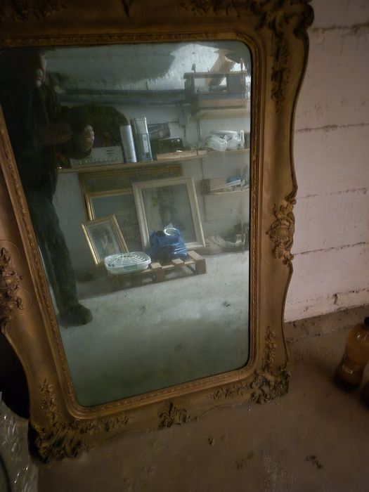 Oglinda veche cu rama . Are cam 100 de ani  . Dimensiuni 130 x50 cm