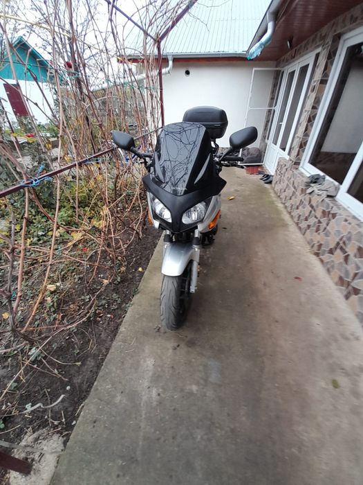 Vând Honda , arată foarte bine