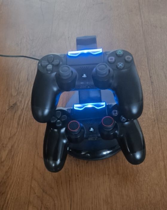 Vând PS4 slim 512 gb