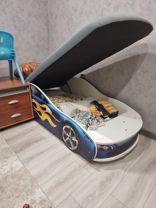 Продается кровать-машинка, растущая парта