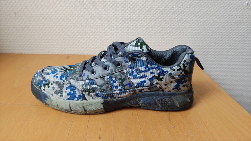 Продаются кроссовки тактические