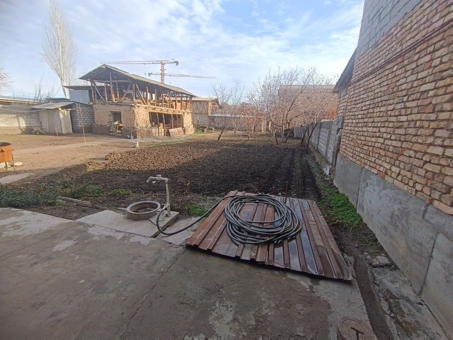 Уй сотилады яанги тошкент ортасидан 8сотик йер + 2 сотик захвати бор