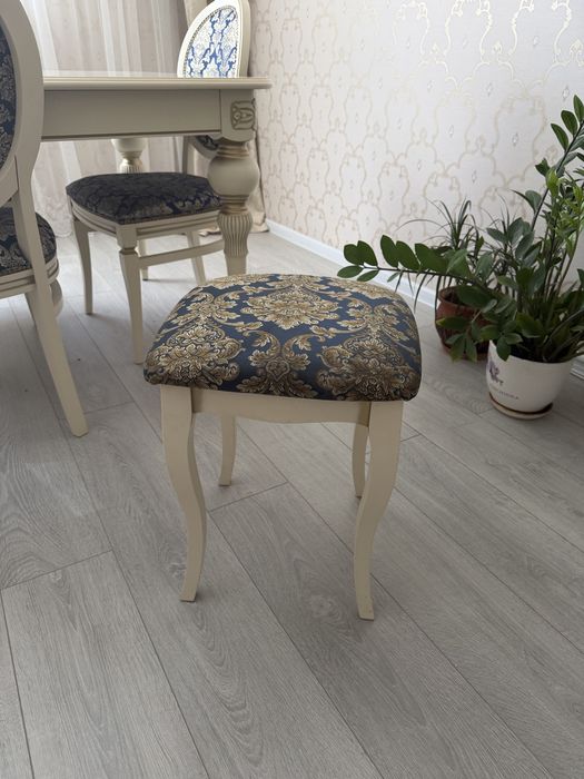 Стол, стулья, тумба под тв