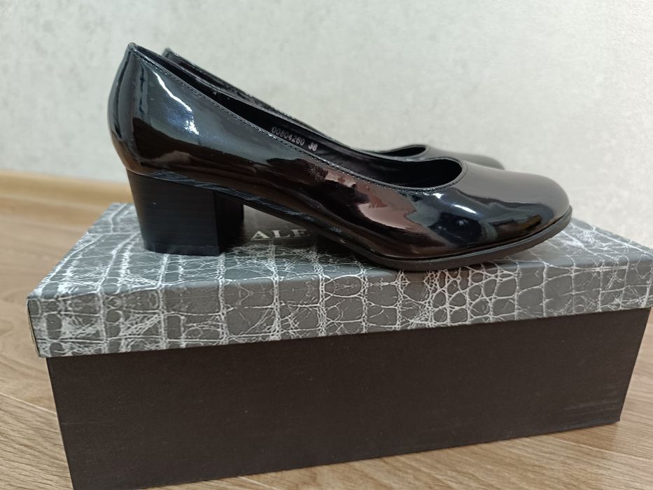 Лаковые женские туфли р38