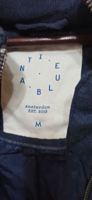 дамско яке Anti Blue р-р М-35 лв; дамски суитчър Russell р-р М-18 лв.