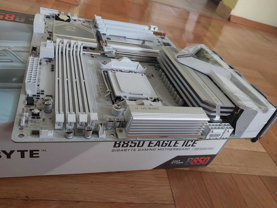 Ryzen 7 9800X3D + Gigabyte B850 Eagle ICE