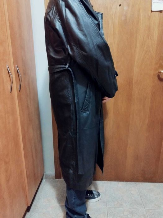 Мъжко черно кожено манто.