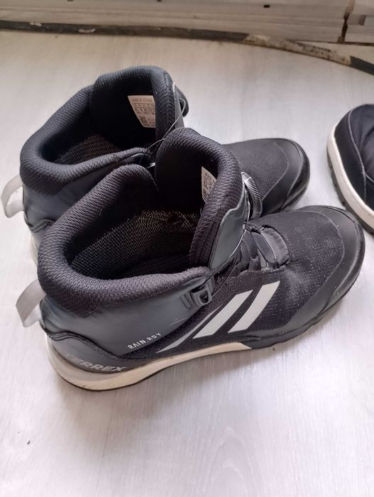 Продавам ботуши и маратонки.