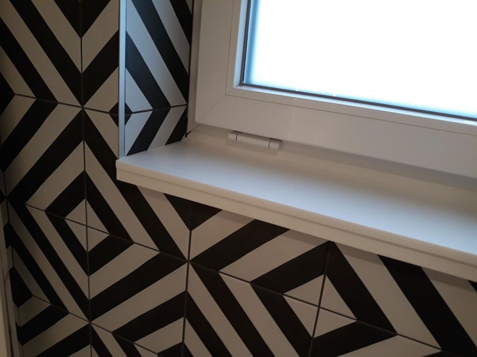 Подпрозорачни первази от акрилен камък.