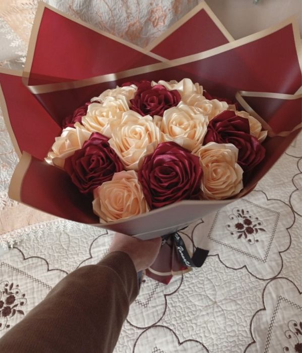 Розы из атласных лент