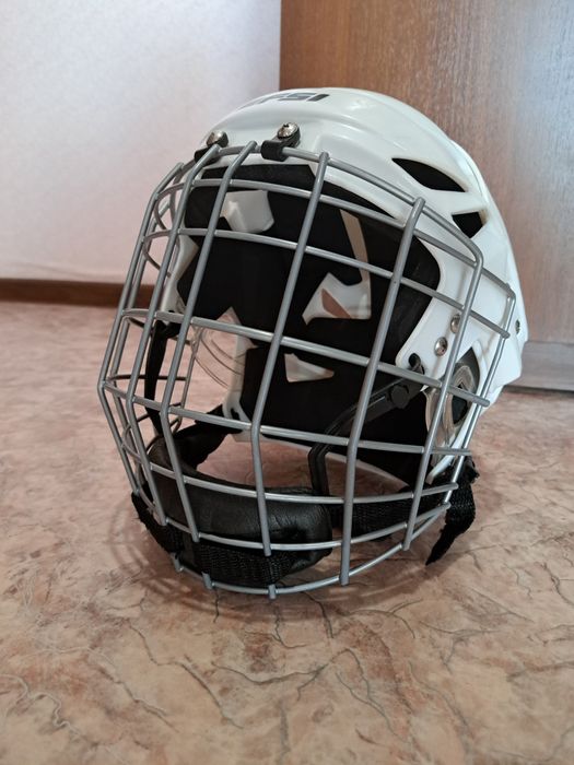 Продам шлем и коньки