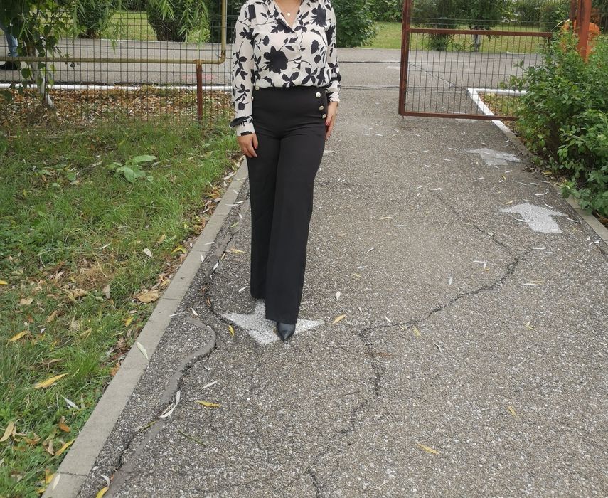 Pantaloni eleganți evazați mărime S