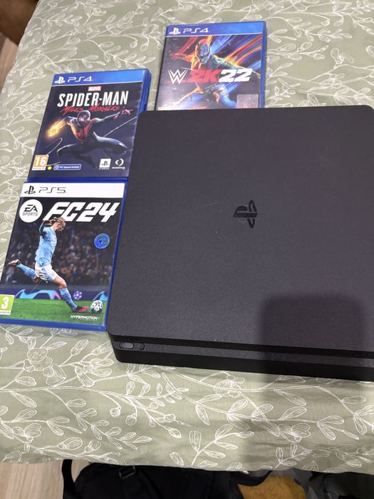 PS4 в добро състояние със два джойстика и подарък игри