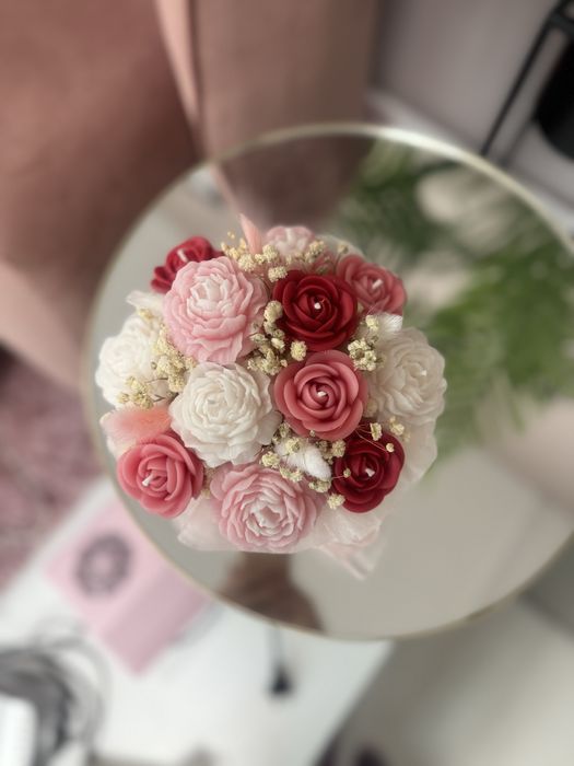 Букети и подаръци свещ под форма на цветя и мечета