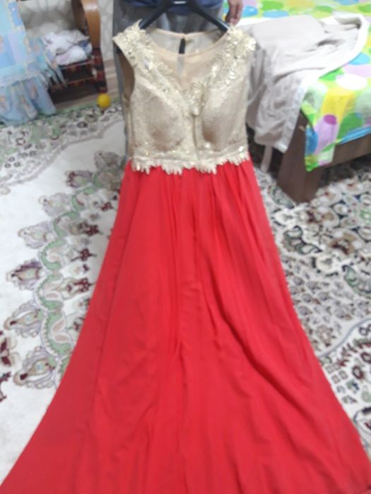 Вечернее платье очень красивое