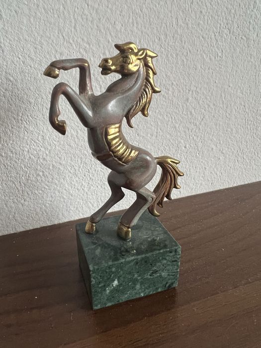 Бронзов Кон - скулптура на Богдан Бондиков