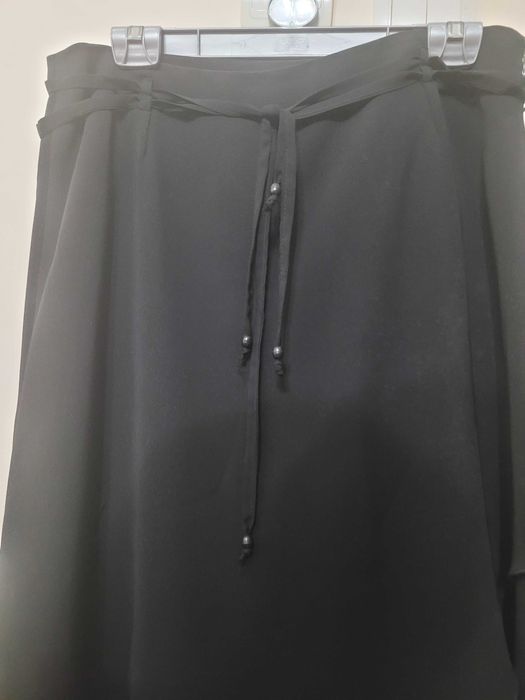 Fusta de ocazie neagra, cu colturi, aproape noua, marimea XL