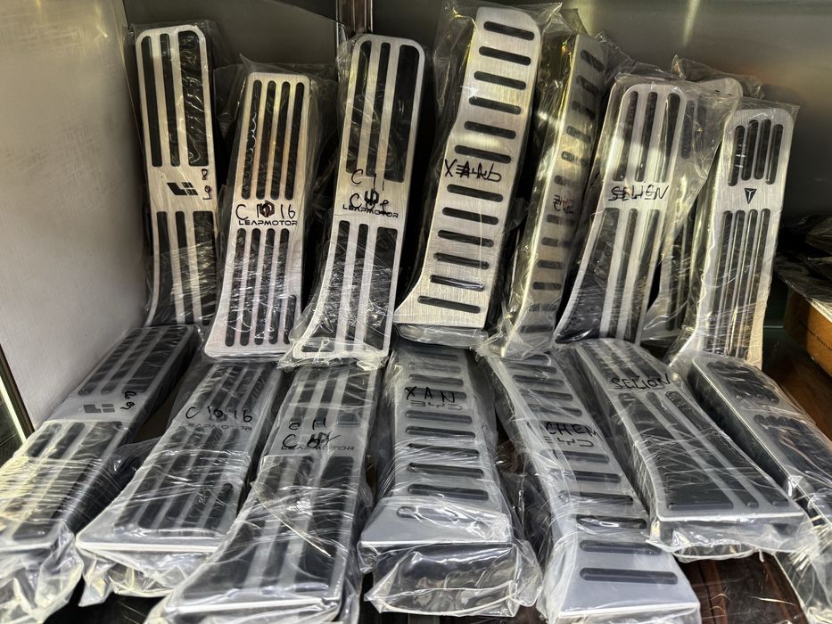 Pedalnaya nakladka dlya mashin