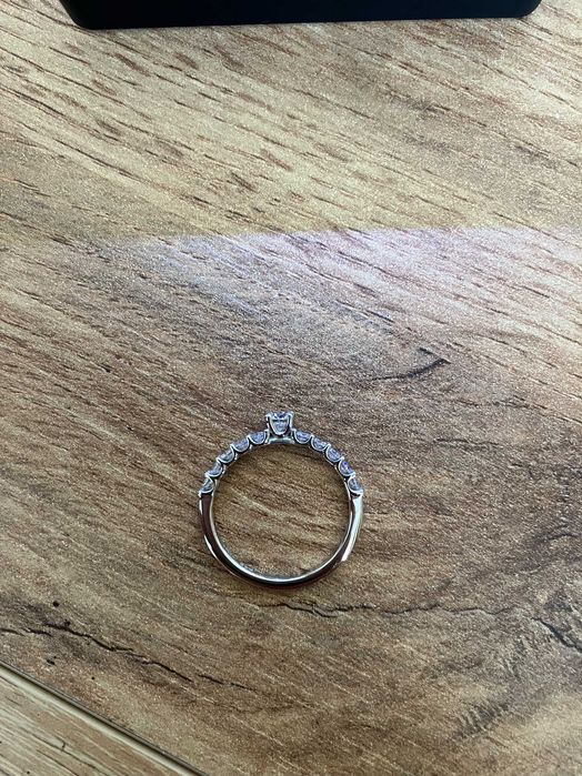 Годежен пръстен бяло злато с диаманти.