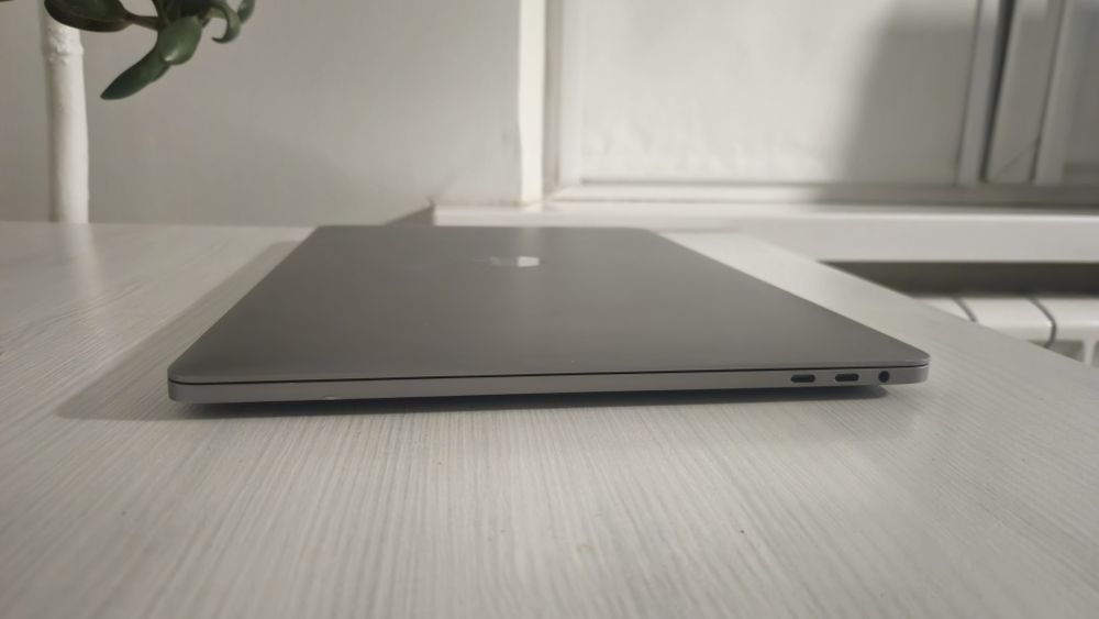 MacBook Pro 15 (2017) i7 / 16GB RAM / 320GB SSD