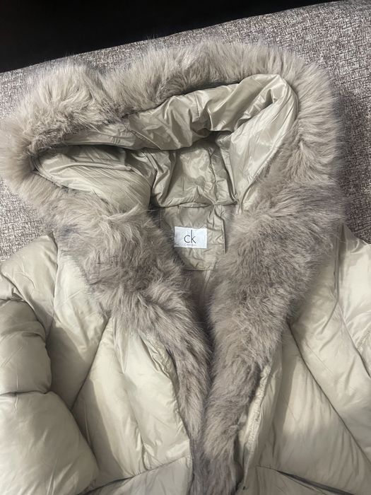 Vand geaca Calvin Klein nu este originala