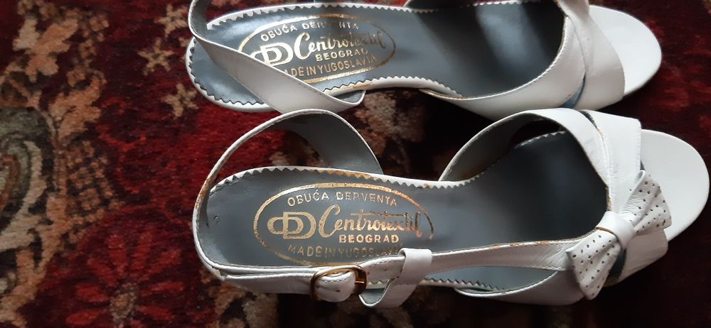 Босоножки  белые