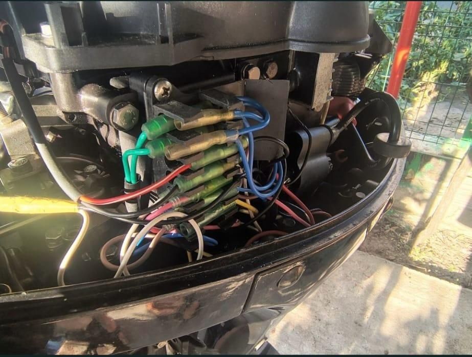 Vând motor de barca hidea 10 cp