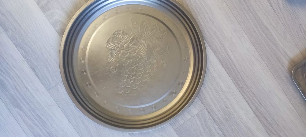 Продам поднос в отличном состоянии